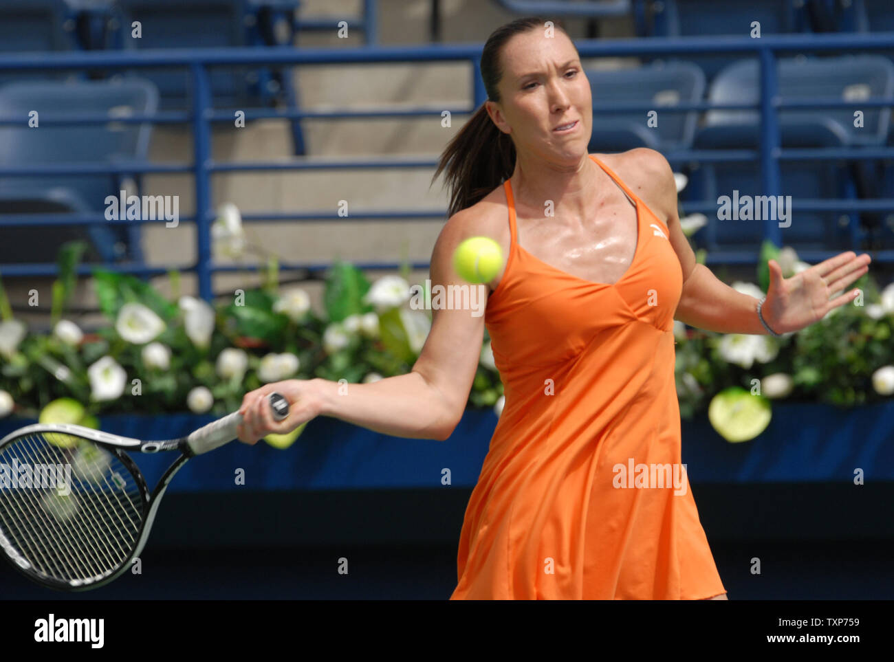 Il terzo giocatore seduto Jelena Jankovic dalla Serbia restituisce la sfera dal suo avversario Monica Niculescu dalla Romania al terzo giorno del Dubai Tennis campionati, martedì 17 febbraio, 2009. Jankovic ha vinto la partita 6-3, 62. (UPI foto/Norbert Schiller) Foto Stock