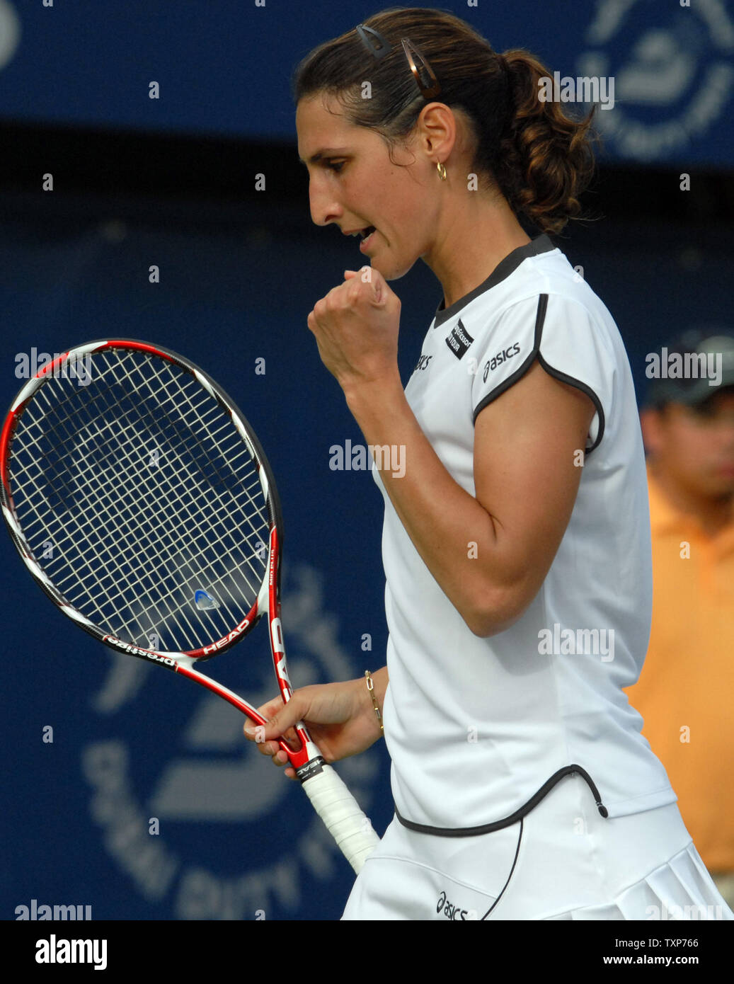 Tolto Virginie RAZZANO dalla Francia sconvolto il numero due giocatore classificato nel mondo, Dinara Safina dalla Russia, il terzo giorno del Dubai Tennis campionati, martedì 17 febbraio, 2009. Razzano ha vinto la partita 6-4, 6-2. (UPI foto/Norbert Schiller) Foto Stock