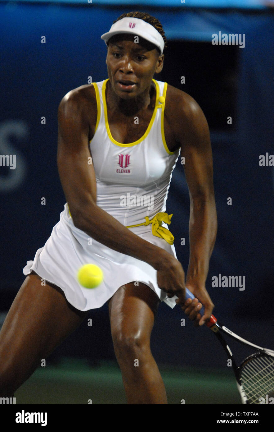 Il mondo n. 6, Venus Williams dagli Stati Uniti restituisce la sfera dal suo avversario, il mondo n. 4, Elena Dementieva dalla Russia, durante i quarti di finale della donna campionati di Dubai, giovedì 19 febbraio, 2009. Williams ha vinto la partita 6-3, 6-3. (UPI foto/Norbert Schiller) Foto Stock