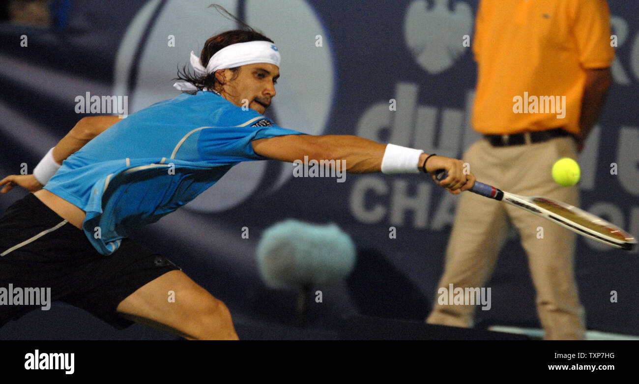 Il mondo n. 14 David Ferrer dalla Spagna restituisce la palla al suo avversario, il mondo n. 27, Richard Gasquet, dalla Francia, durante le semifinali di uomini del Dubai Tennis campionati, Venerdì 27 Febbraio, 2009. Ferrer ha vinto la partita 6-2, 6-2. (UPI foto/Norbert Schiller) Foto Stock