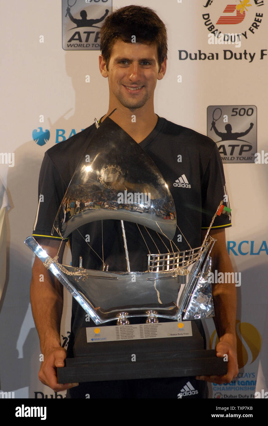 Il mondo n. 3, Novak Djokovic, dalla Serbia, mantiene il suo trofeo dopo aver battuto il suo avversario, il mondo n. 14 David Ferrer dalla Spagna, nelle finali di uomini del Dubai Tennis campionati, sabato 28 febbraio, 2009. Djokovic ha vinto la partita 7-5, 6-3. (UPI foto/Norbert Schiller) Foto Stock