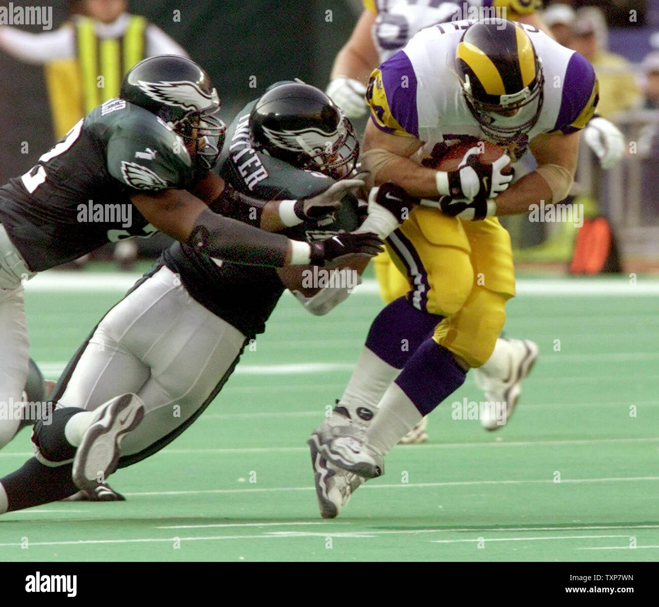 PHI2000010204 - 02 gennaio 2000 - Philadelphia, Pennsylvania, USA: aquile' linebacker hanno Barry Gardner e Geremia Trotter hit San Louis' Ernie Conwell per portare giù lui duirng il terzo trimestre a veterani Stadium, 2 gennaio. Gli Eagles ha vinto 38-31. jr/jca/John C. Anderson UPI Foto Stock