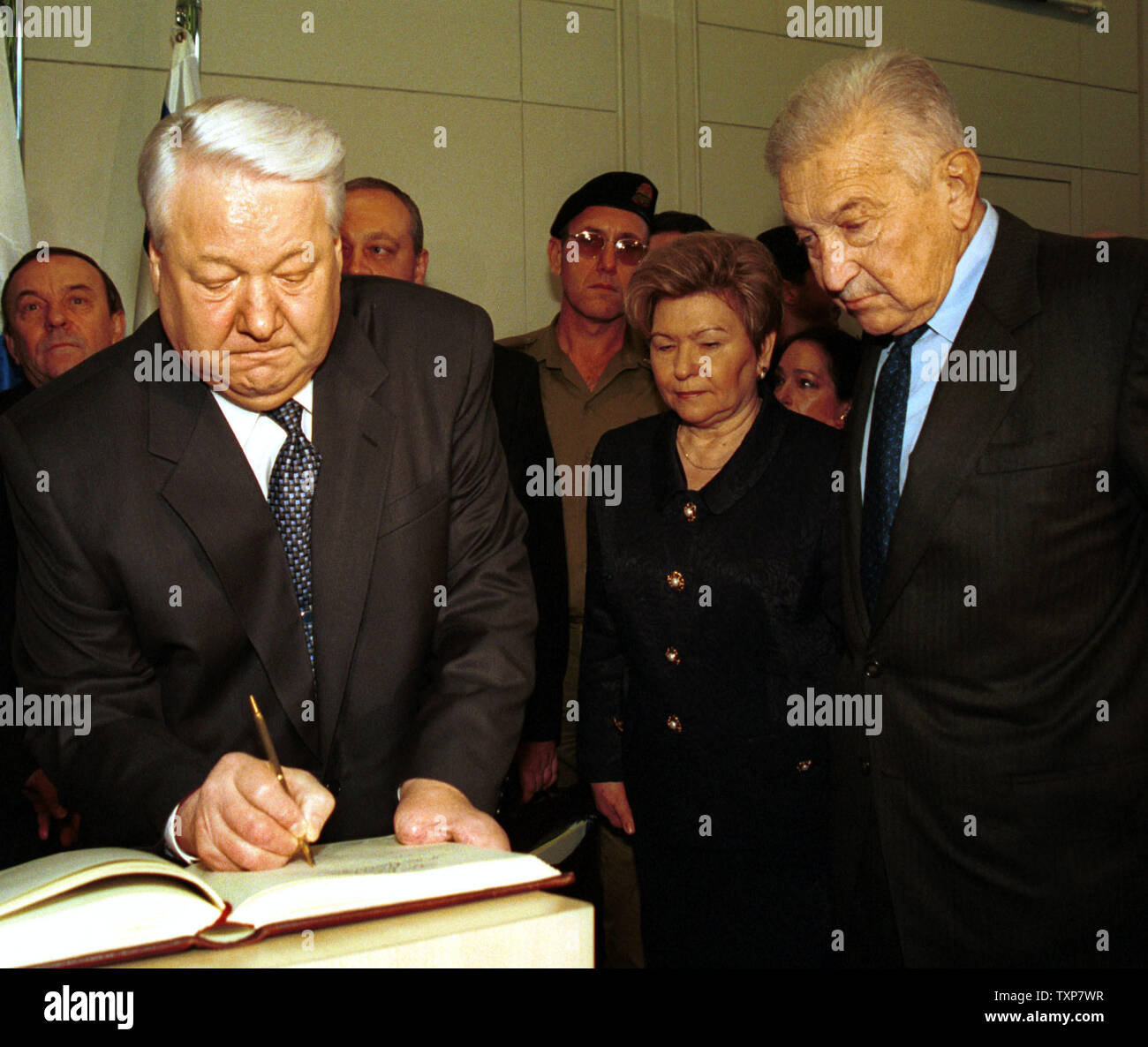JER2000010606 - 6 Gerusalemme 2000 - Gerusalemme Israele: il Presidente israeliano Ezer Weizman e Nina Eltsin guarda ex Presidente russo Boris Eltsin Firma il guestbook al presidente israeliano ha la residenza in Gerusalemme, 6 gennaio 2000. Boris Eltsin visita in Israele e Betlemme su una tre giorni di visita per incontrare funzionari e celebrare il Natale ortodosso. Debbie Hill UPI Foto Stock