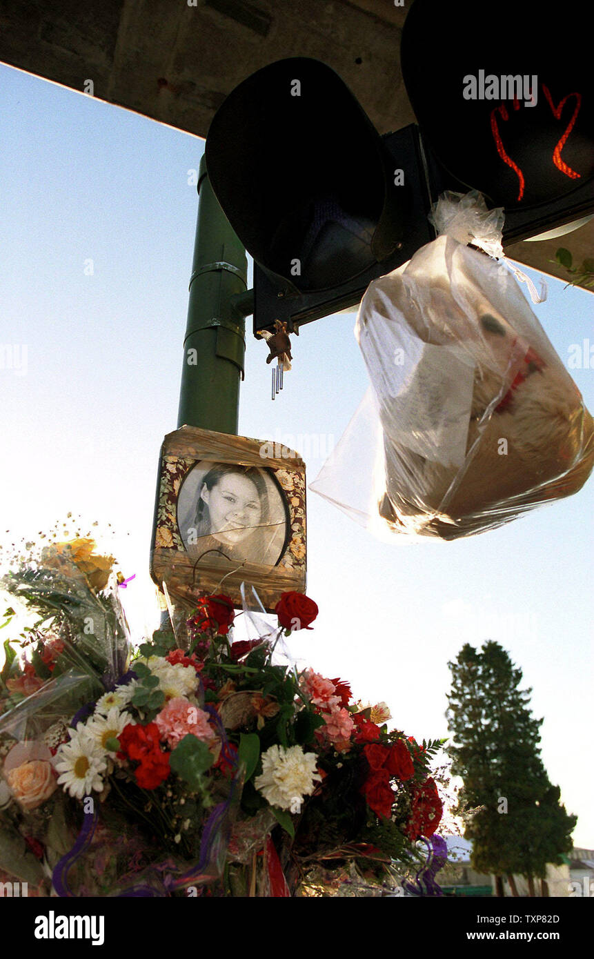 VAN2000010901 - 09 gennaio 2000 - Vancouver, BC, Canada: fiori e orsacchiotti pila contro il segnale di crosswalk pole al ventiquattresimo e Naniamo in Vancouver, 9 gennaio nel corso della settimana che segue il 3 gennaio morte accidentale di 17-anno-vecchio attore Selina Hanuse che è stato colpito da un auto in caso di maltempo durante l attraversamento del incrocio occupato dalla vicina stazione del treno sopraelevato di morire sul pavimento bagnato come un uomo tenuto la mano mentre un altro è andato per una coperta e un terzo tenuto un ombrello su di lei. Si sono svolti i funerali 8 gennaio per la stella che avevano quattro anni il ruolo di supporto nel CBC-programma TV 'N Foto Stock