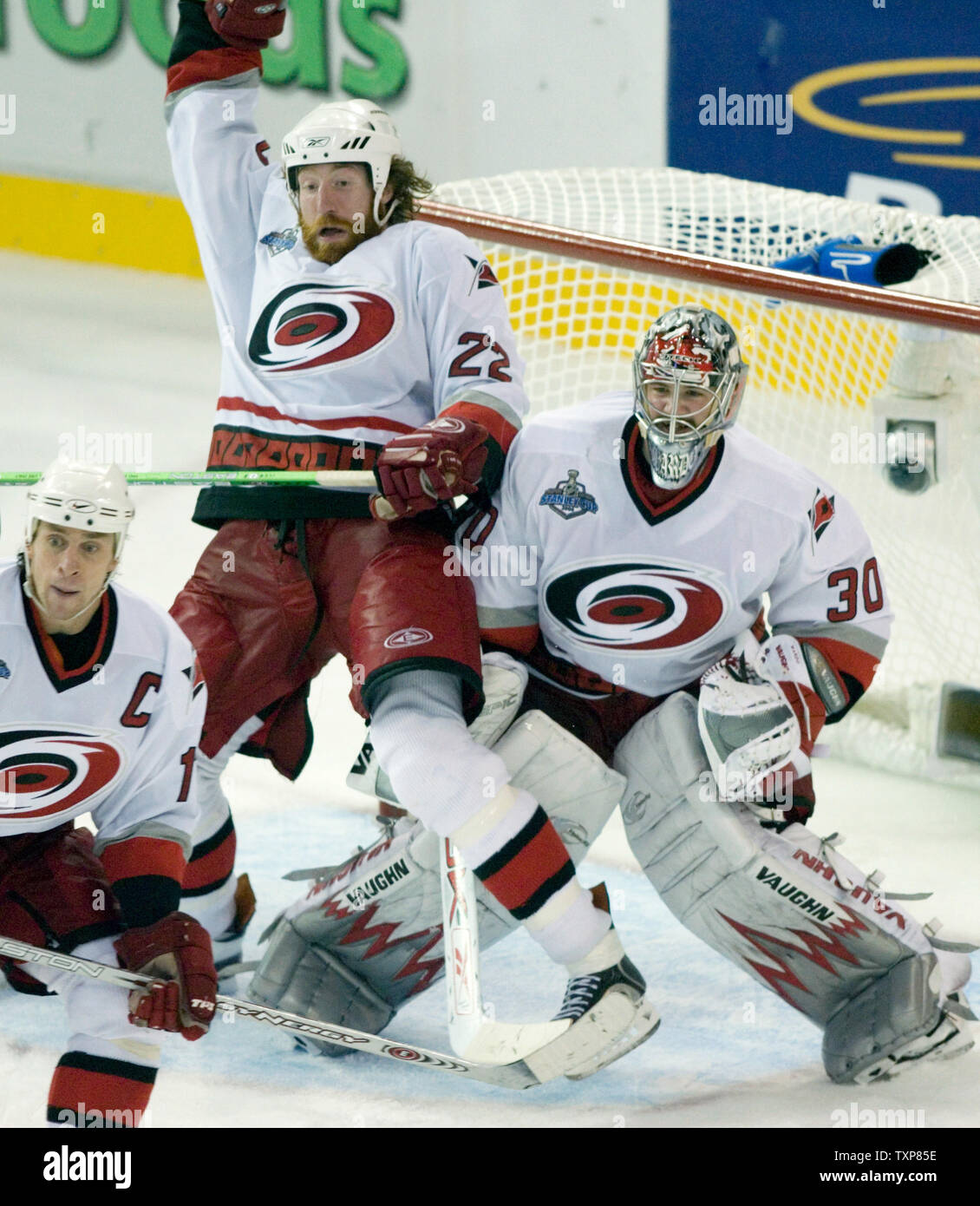 Visita di Carolina Hurricanes Mike Commodore perde il suo equilibrio tra compagni di squadra Rod Brind Amour e portiere, Cam Ward durante il terzo periodo di gioco a quattro del NHL Stanley Cup finale contro i lubrificatori de Edmonton a Edmonton Rexall del luogo, 12 giugno 2006. (UPI foto/Heinz Ruckemann) Foto Stock