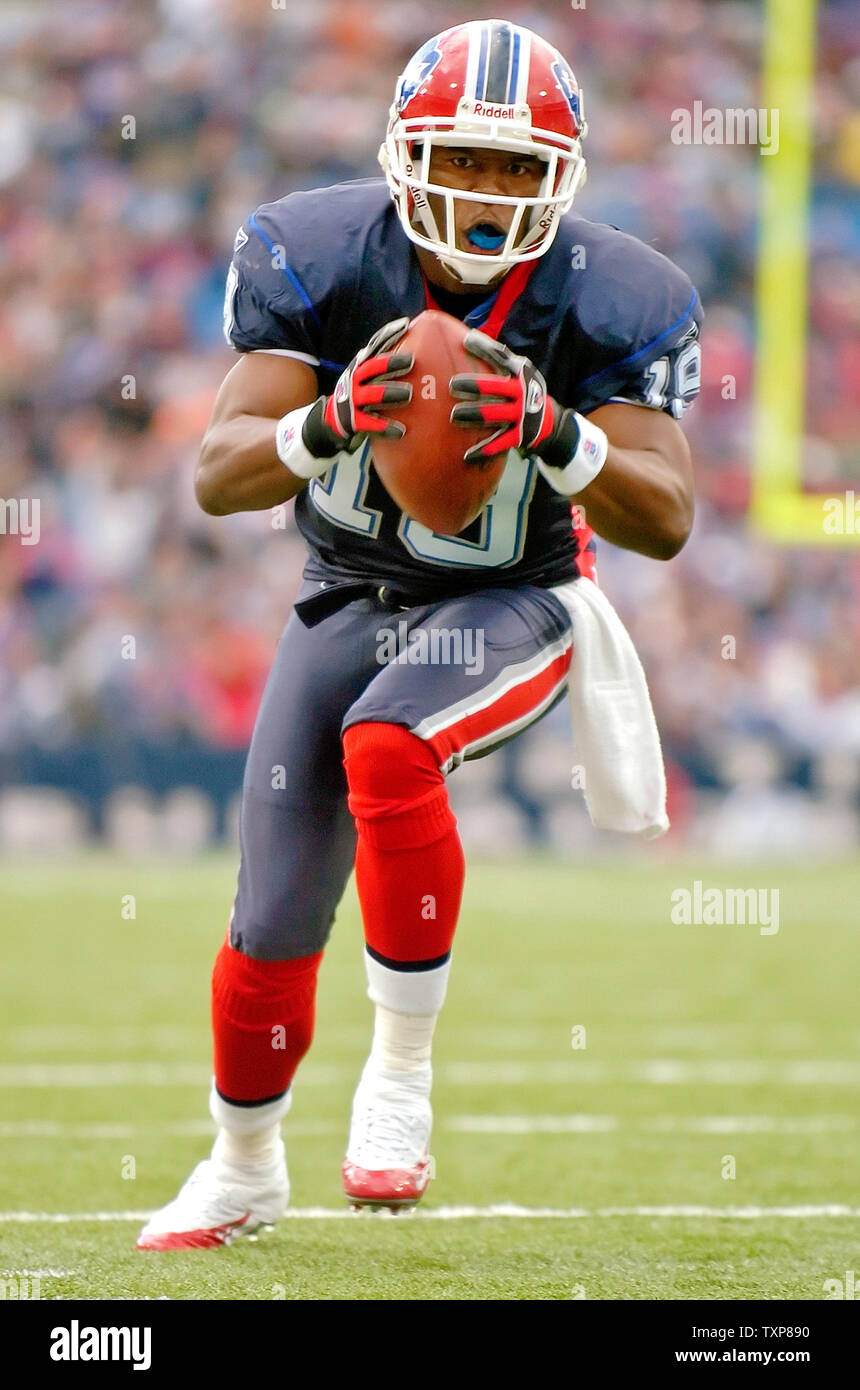 Jonathan Smith, wide receiver per le fatture della Buffalo, giunchi per un comando di apertura touchdown contro la New York getti su ottobre 16, 2005 a Ralph Wilson Stadium di Orchard Park, NY. Le fatture ha sconfitto il rivale di divisione getti 27-17. (UPI foto/Ed Wolfstein) Foto Stock