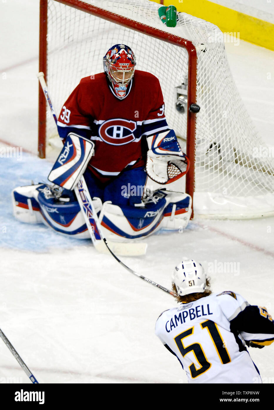 Buffalo Sabres defenceman Brian Campbell (51) colpisce il goalpost nel terzo periodo contro Montreal Canadiens al centro della Bell a Montreal Canada il 23 ottobre 2006. Le sciabole sconfitto il Canadiens 4-1 per aumentare la loro stagione di apertura-winning streak a 9 giochi . (UPI foto/Ed Wolfstein) Foto Stock