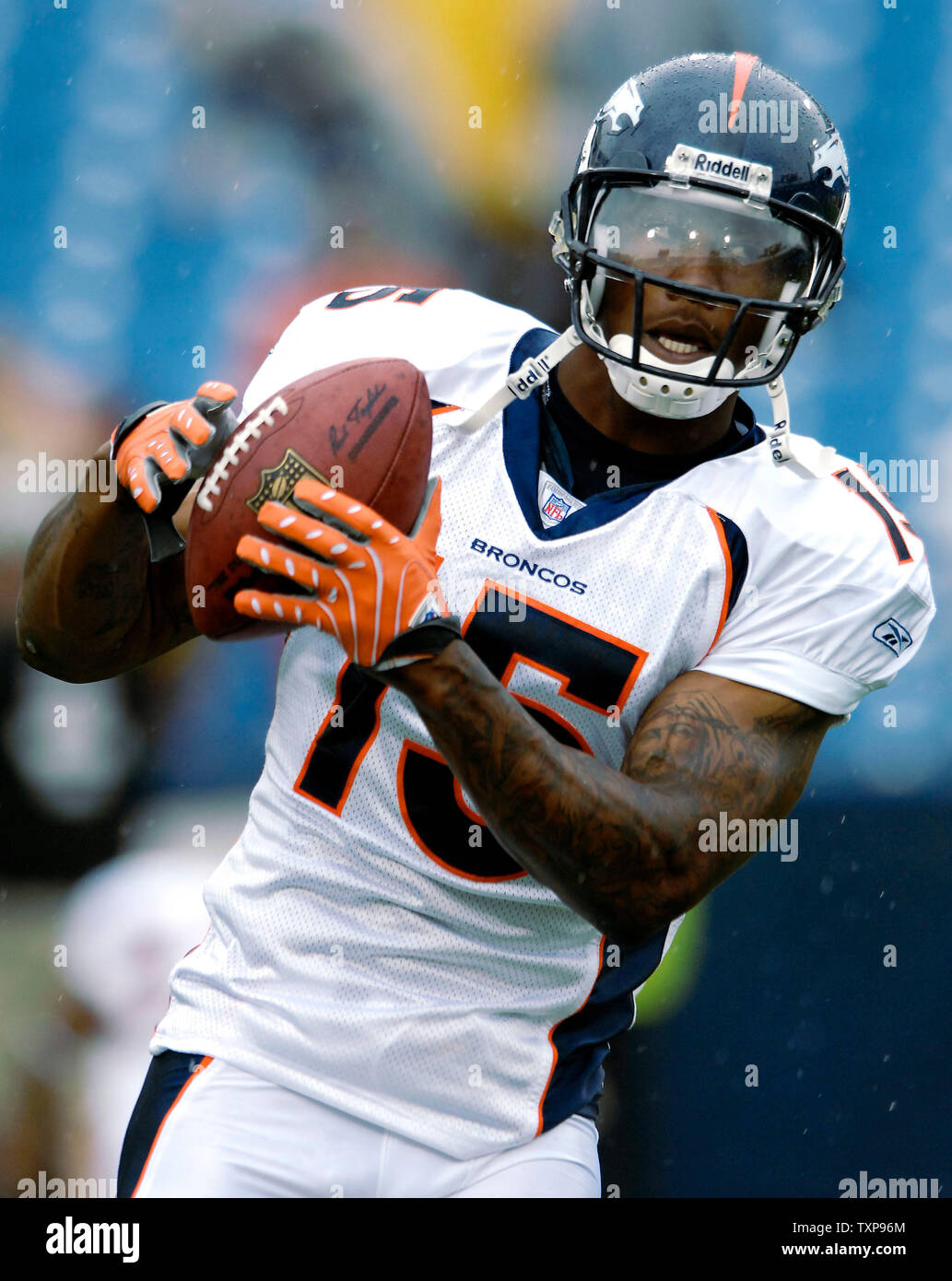 Denver Broncos wide receiver Brandon Marshall si riscalda a Ralph Wilson Stadium di Orchard Park, New York il 9 settembre 2007. (UPI foto/Ed Wolfstein) Foto Stock