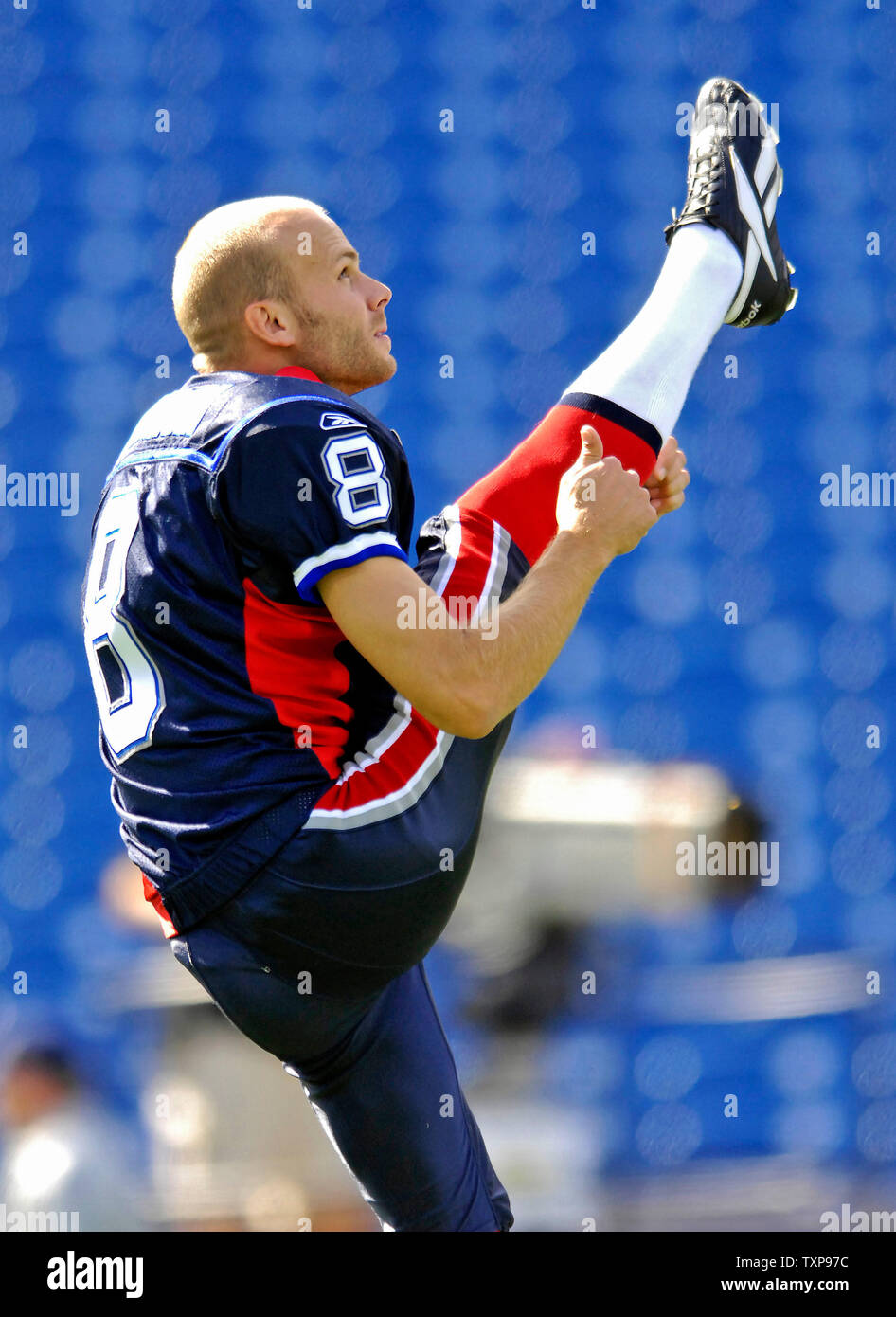 Buffalo Bills punter Brian Moorman si riscalda prima di fronte al New York getti a Ralph Wilson Stadium di Orchard Park, NY, il 30 settembre 2007. (UPI foto/Ed Wolfstein) Foto Stock