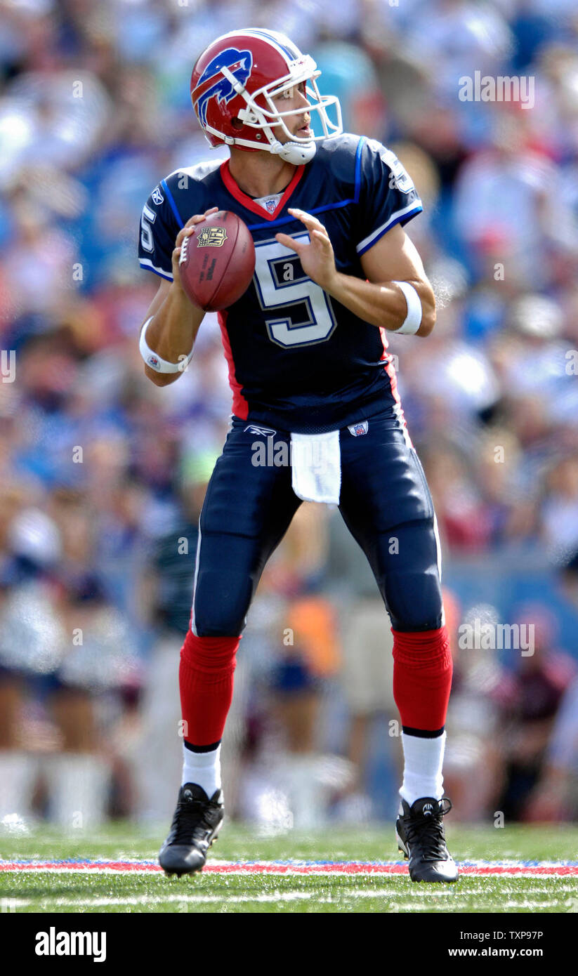 Buffalo Bills quarterback Trent Edwards sembra per un ricevitore aperto nel secondo trimestre contro il New York getti a Ralph Wilson Stadium di Orchard Park, NY, il 30 settembre 2007. (UPI foto/Ed Wolfstein) Foto Stock