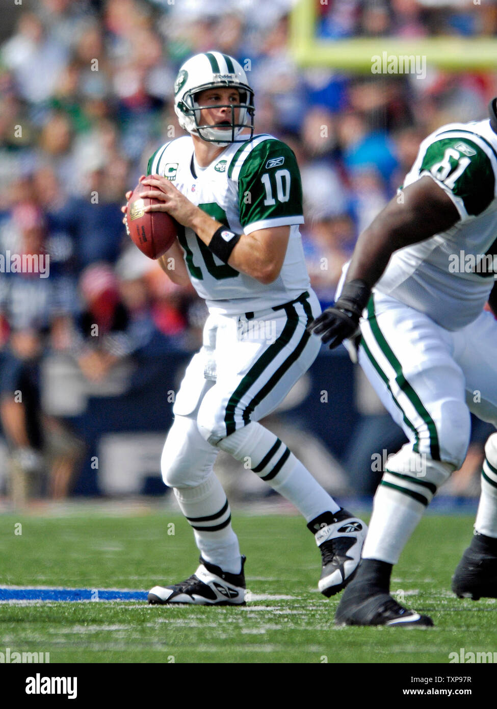 New York getti quarterback Chad Pennington downfield guarda per un ricevitore nel secondo trimestre contro i Buffalo Bills a Ralph Wilson Stadium di Orchard Park, NY, il 30 settembre 2007. (UPI foto/Ed Wolfstein) Foto Stock