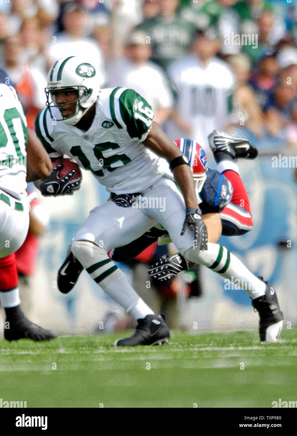 New York getti wide receiver Brad Smith (16) precipita per 10 metri nel primo trimestre contro i Buffalo Bills a Ralph Wilson Stadium di Orchard Park, NY, il 30 settembre 2007. Le bollette sconfitto i getti 17-14. (UPI foto/Ed Wolfstein) Foto Stock