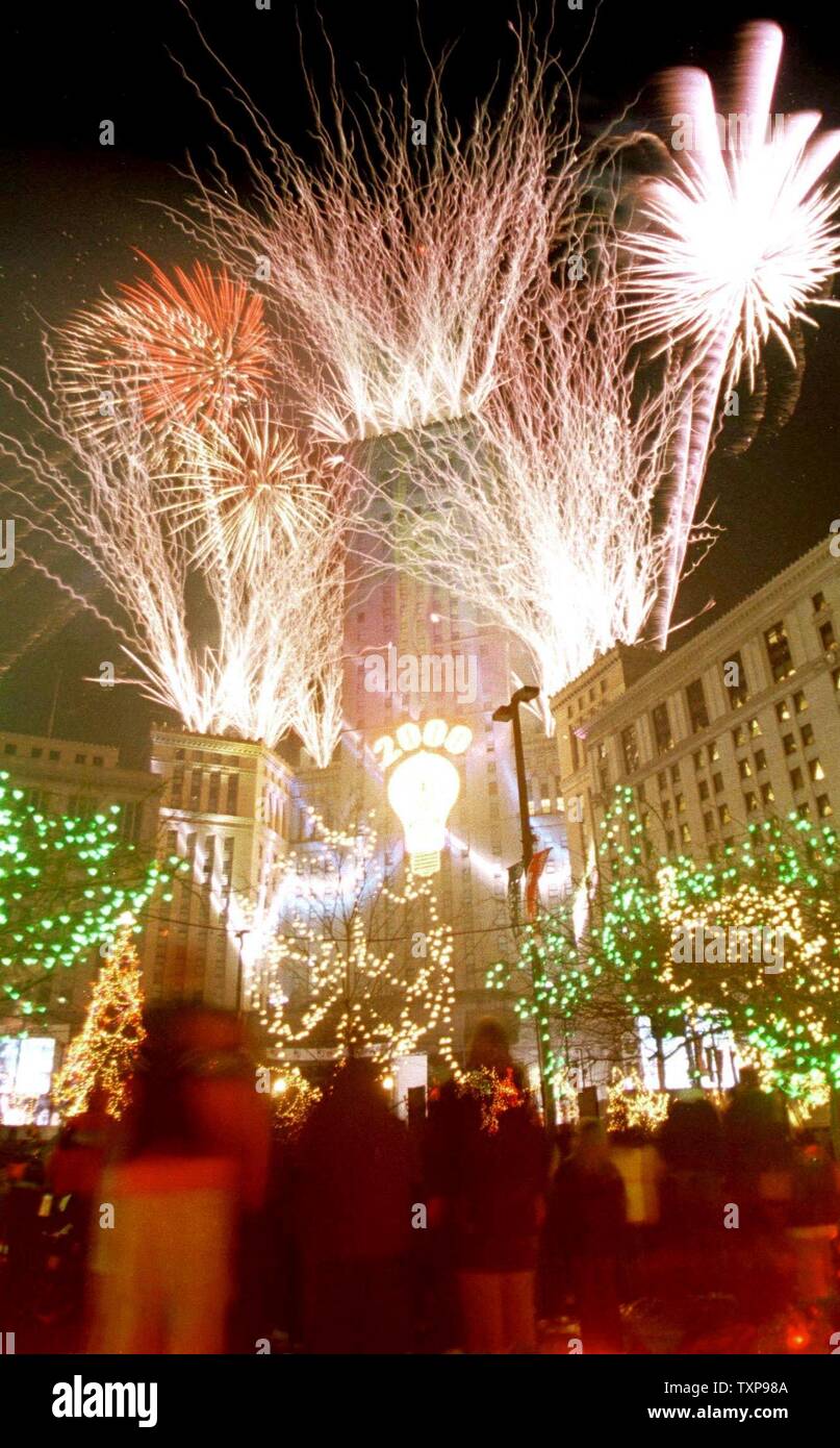 CLV2000010101 - 01 gennaio 2000 - Cleveland, Ohio, Stati Uniti d'America: una folla di circa 75.000 braved windchills di zero per dare il benvenuto al nuovo millennio in downtown Cleveland. I fuochi d'artificio è stato il più grande della città di 200 anni di storia. Onde di scossa dai fuochi d'artificio e residui di esplosivo combinato con l'umidità dal Lago Erie per formare una sottile nevicata nonostante non nuvole. Si è verificato un evento senza signifcant eventi di violenza. jr/mw/Mike Williams UPI Foto Stock