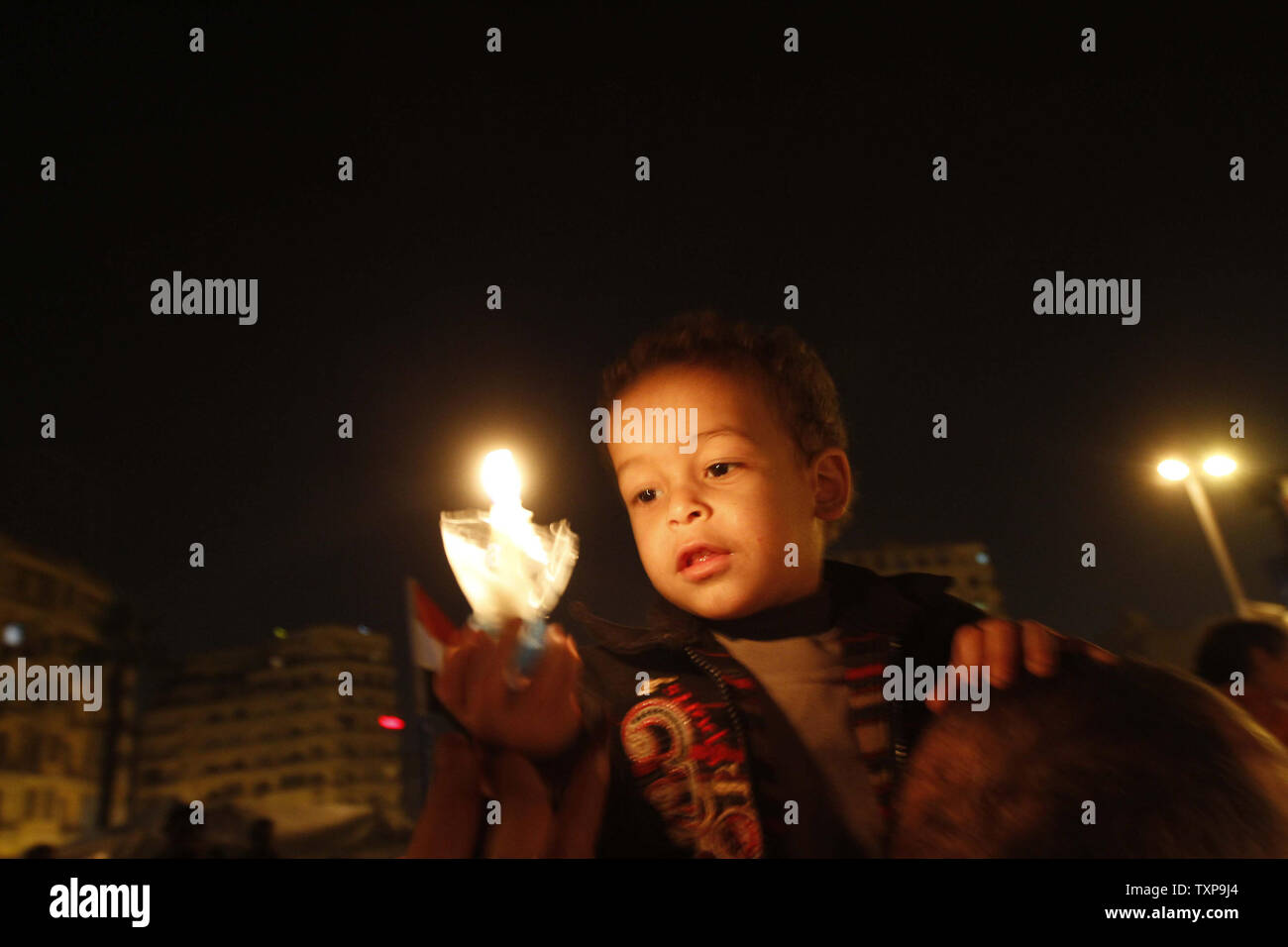 Egyptian dimostranti anti-governativi tenere una veglia a lume di candela in corrispondenza del Cairo Piazza Tahrir il 9 febbraio 2011 il sedicesimo giorno di consecutivi le proteste per chiedere la cacciata del Presidente egiziano Hosni Mubarak. UPI Foto Stock