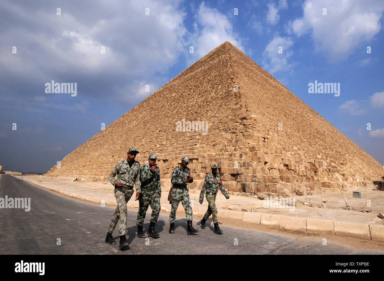 Esercito egiziano soldati camminare vicino a piramidi in Egitto, in data 9 febbraio 2011, il sedicesimo giorno di consecutivi le proteste per chiedere la cacciata del Presidente egiziano Hosni Mubarak. UPI Foto Stock