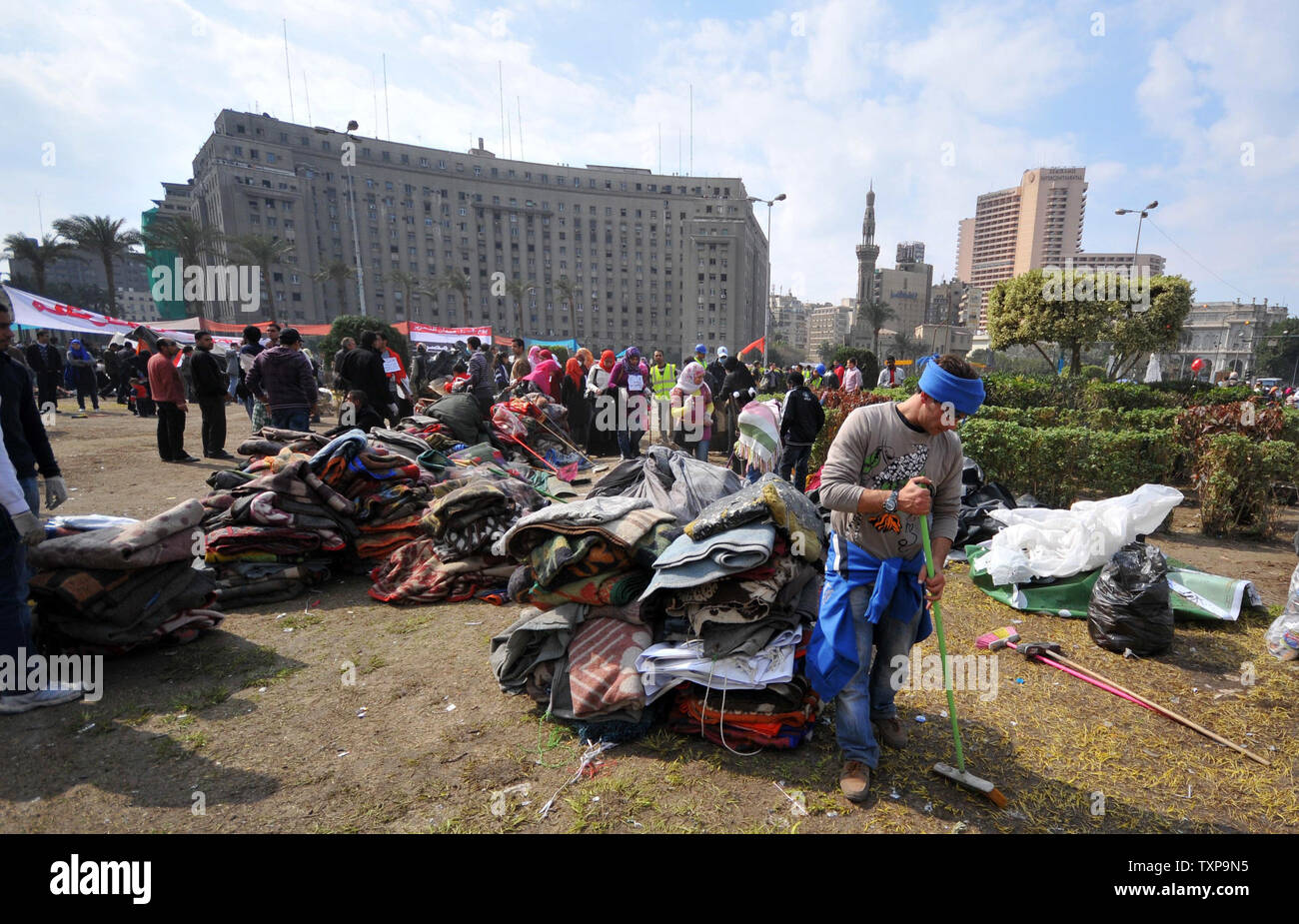 Un uomo egiziano pulisce fino in piazza Tahrir in Egitto, come la maggior parte protester pack fino e tornare a casa dopo la 18-giorno stand off che ha portato alle dimissioni del Presidente Hosni Mubarak seguendo il suo 30 regola dell' anno, 13 febbraio 2011. UPI Foto Stock