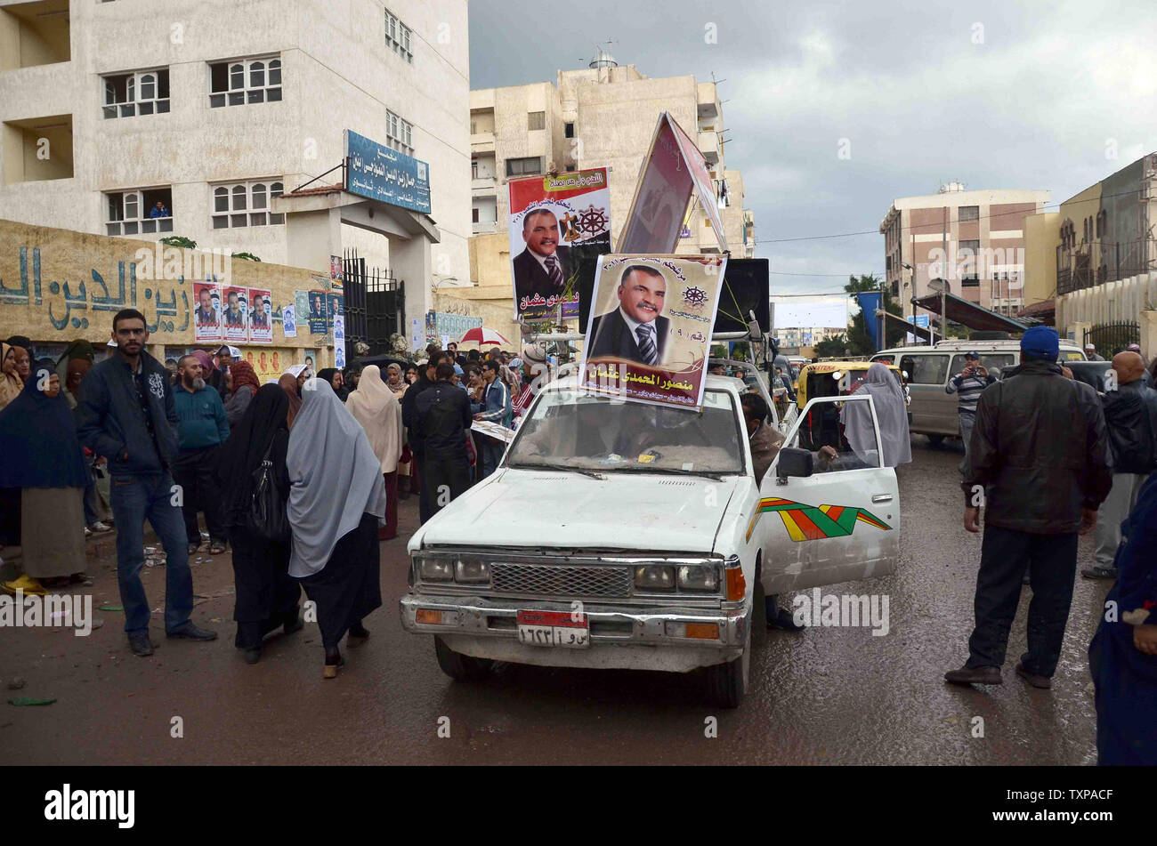Gli elettori di attendere in linea per esprimere il loro voto in al di fuori di un centro di polling in Alessandria, Egitto, 28 novembre 2011. Undici mesi dopo la caduta di Hosni Mubarak 45 milioni di Egiziani sono votazione nel primo round di sei per il suo superiore e inferiore case del parlamento. Il complicato processo avrà quattro mesi per concludere. Le elezioni presidenziali sono previste essere tenuto nel 2012. UPI/Tariq Faramawi Foto Stock