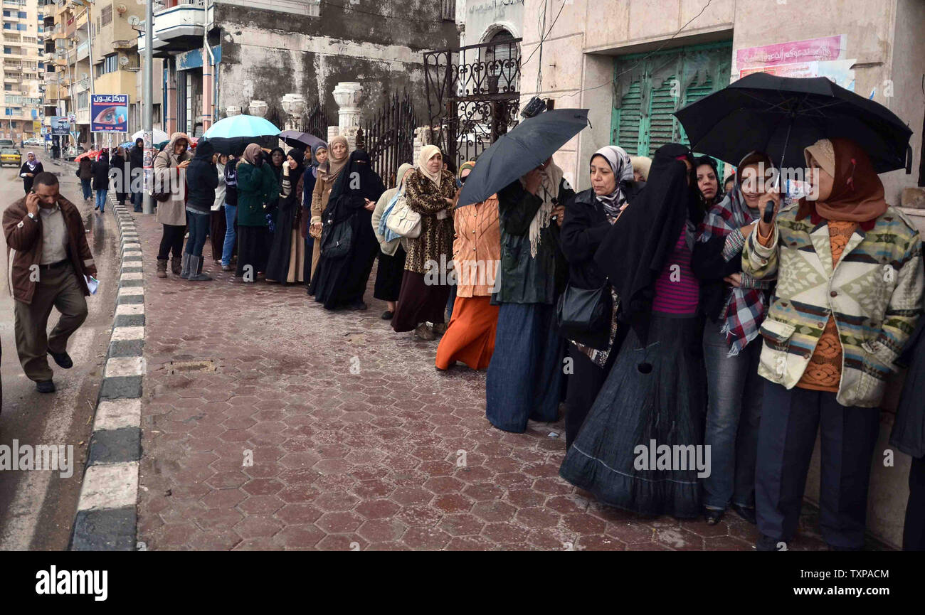 Gli elettori di attendere in linea per esprimere il loro voto in al di fuori di un centro di polling in Alessandria, Egitto, 28 novembre 2011. Undici mesi dopo la caduta di Hosni Mubarak 45 milioni di Egiziani sono votazione nel primo round di sei per il suo superiore e inferiore case del parlamento. Il complicato processo avrà quattro mesi per concludere. Le elezioni presidenziali sono previste essere tenuto nel 2012. UPI/Tariq Faramawi Foto Stock