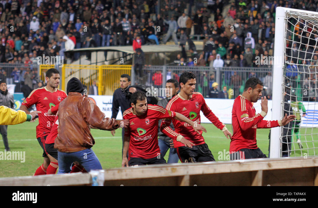 I fan della squadra Al-Masry eseguire dopo che i giocatori della squadra Al-Ahly durante disordini che sono scoppiati dopo la partita di calcio tra i due team di Port Said, 220 km a nord-est del Cairo, il 1 febbraio 2012. Almeno 73 persone sono state uccise e centinaia di feriti in violenza scoppiata non appena l'arbitro soffiò il fischio finale nella partita. UPI/Ahmed Gomaa Foto Stock