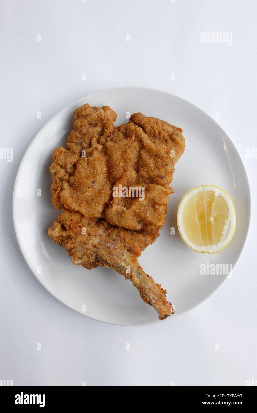 Succulento tradizionale italiana e Crummed Fritte Cotoletta di vitello o (Cotaletta alla milanese) Foto Stock