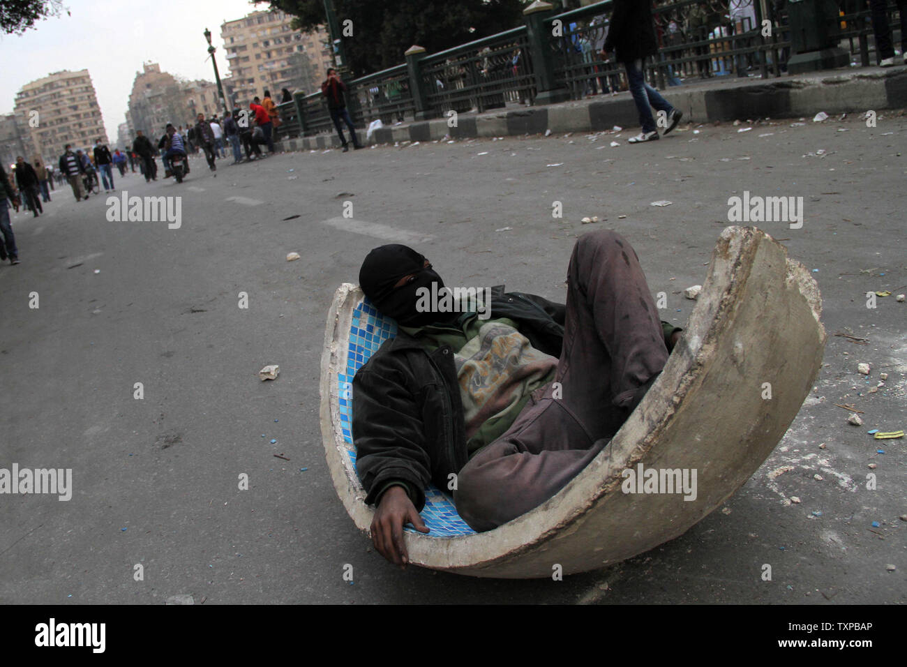 I membri del "Black Bloc di sonno nei pressi del Cairo Piazza Tahrir durante una dimostrazione in Egitto, il 30 gennaio 2013. Le autorità egiziane detenuto sospettato 'Black Bloc" membri come essi hanno protestato un ordine dal procuratore di arrestare chiunque dall'oscuro gruppo di opposizione. Presentazione di se stessi come i difensori di manifestanti contrari al Presidente Mohamed Morsi la regola, il Black Bloc riferito si modella sui gruppi anarchici con lo stesso nome in Europa e negli Stati Uniti. UPI/Ahmed Jomaa Foto Stock