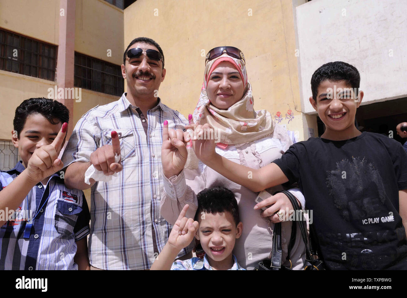 Mostra egizia le loro dita inchiostrato dopo in corrispondenza di una stazione di polling il secondo giorno di egiziani di elezione presidenziale del Cairo in Egitto il 27 maggio 2014. I funzionari hanno esteso il voto per un giorno in più a causa di una bassa affluenza alle urne, ma Abdel Fattah Sisi è atteso per vincere facilmente. La Fratellanza musulmana sta boicottando le elezioni. UPI/Ahmed Jomaa Foto Stock