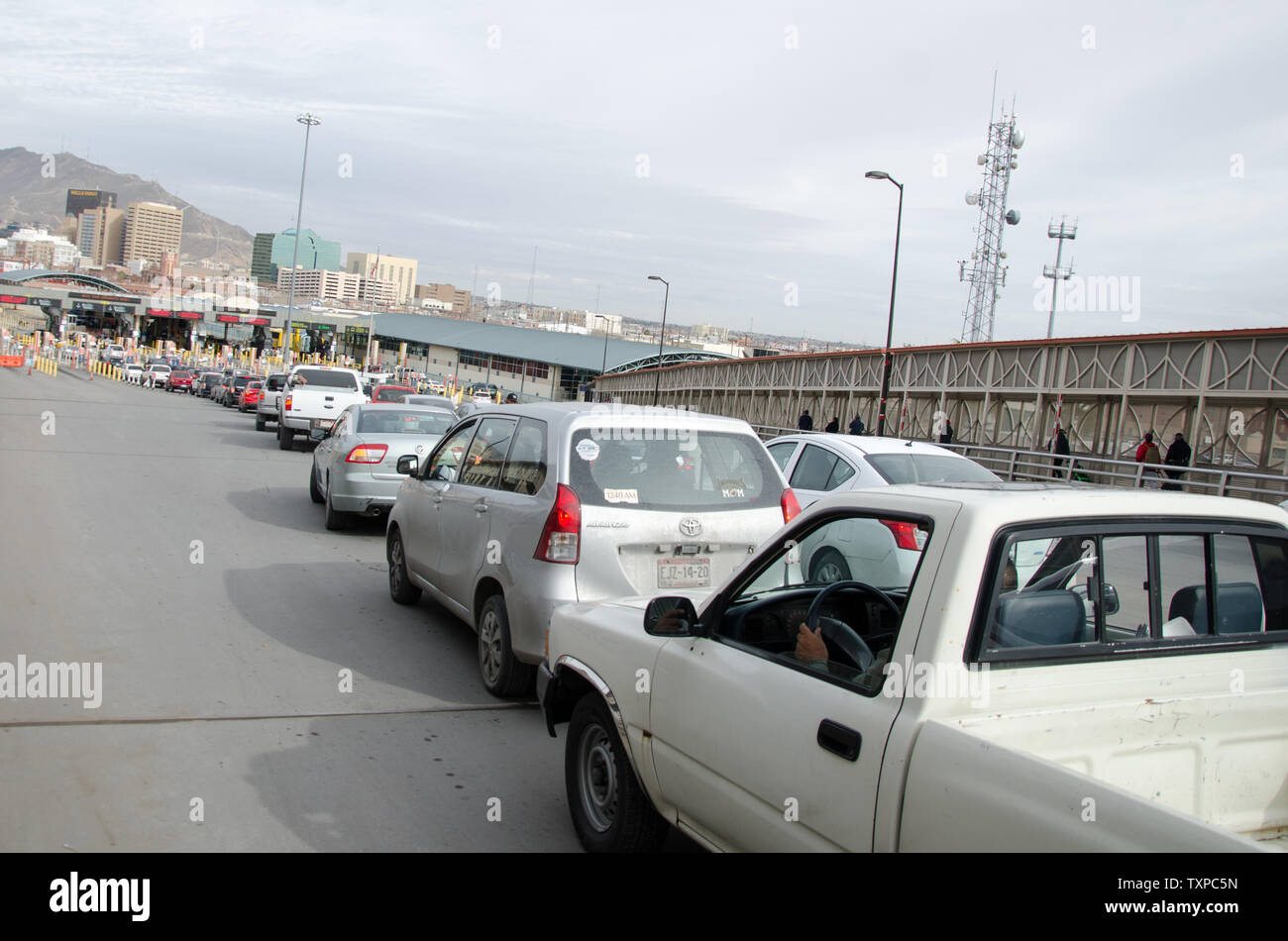 Una linea di automobili in attesa in linea per andare nel centro di El Paso, Texas da Juarez, Messico sul Paso del Norte sul ponte 10 gennaio 2019. Il famoso ponte è usato principalmente come un ponte pedonale ed è uno dei porti di entrata negli Stati Uniti che ha visto un aumento di migliaia di migranti che cercano asilo negli ultimi mesi. Foto di Natalie/Krebs UPI Foto Stock