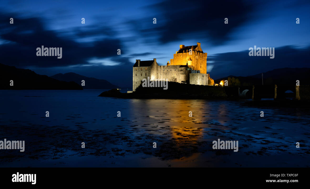 Eilean Donan Castle nel proiettore, Dornie, Scot;e Foto Stock