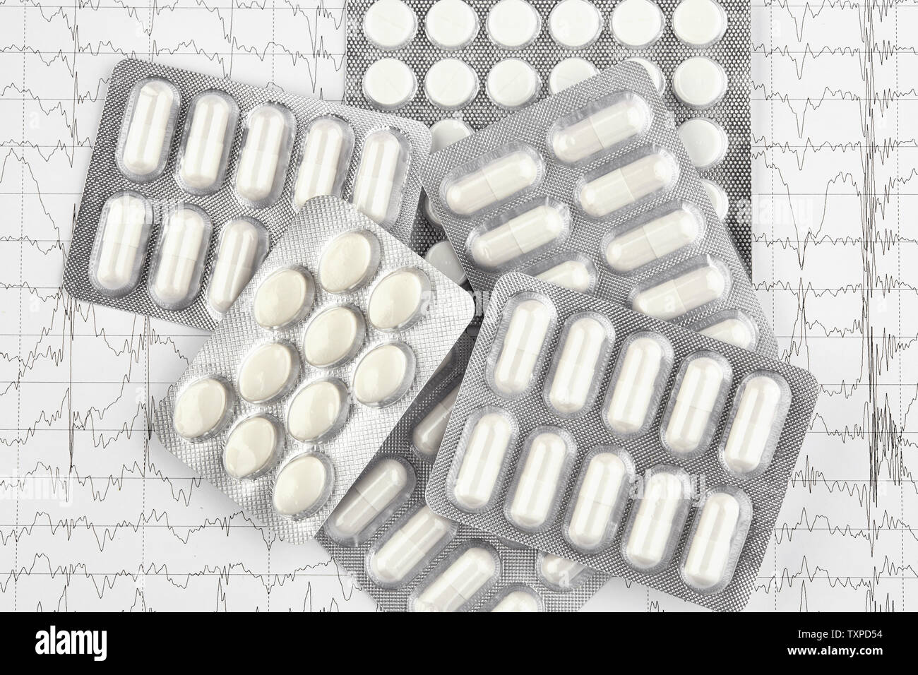 Blister con le pillole di bianco sul grafico EKG. La medicina. Foto Stock