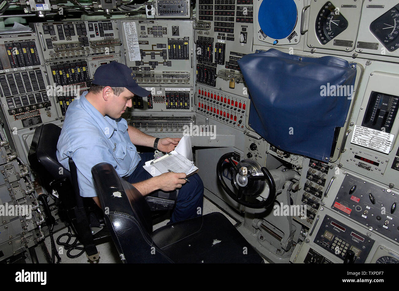 STS 1 Timoteo Erickson dell'attacco veloce sottomarino, USS Hampton che fu commissionato nel 1993, effettua il monitoraggio di apparecchiature di navigazione il 2 maggio 2006 a Ft. Lauderdale, FL. L'Hampton Inn è ormeggiato a Port Everglades durante la settimana della flotta USA. (UPI foto / Joe Marino - Bill Cantrell) Foto Stock