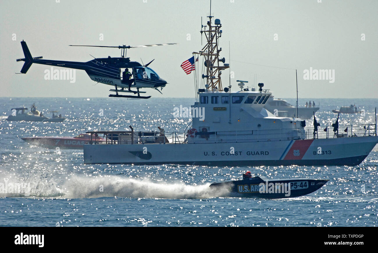 La US Army powerboat è oscurato dalla presenza di un elicottero di osservazione durante la US Offshore Powerboat Race a Ft. Lauderdale, Florida il 6 maggio 2006 come parte del McDonald's aria e mare Show. (UPI foto/Joe Marino-Bill Cantrell) Foto Stock