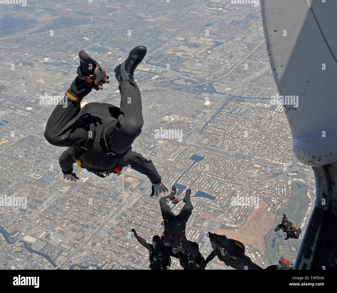 Membri della US Army Parachute Team, cavalieri d'oro, uscire dal piano di salto al di sopra di m. Lauderdale, Florida durante il McDonald aria e mare mostra il 7 maggio 2006. (UPI foto/Joe Marino-Bill Cantrell) Foto Stock