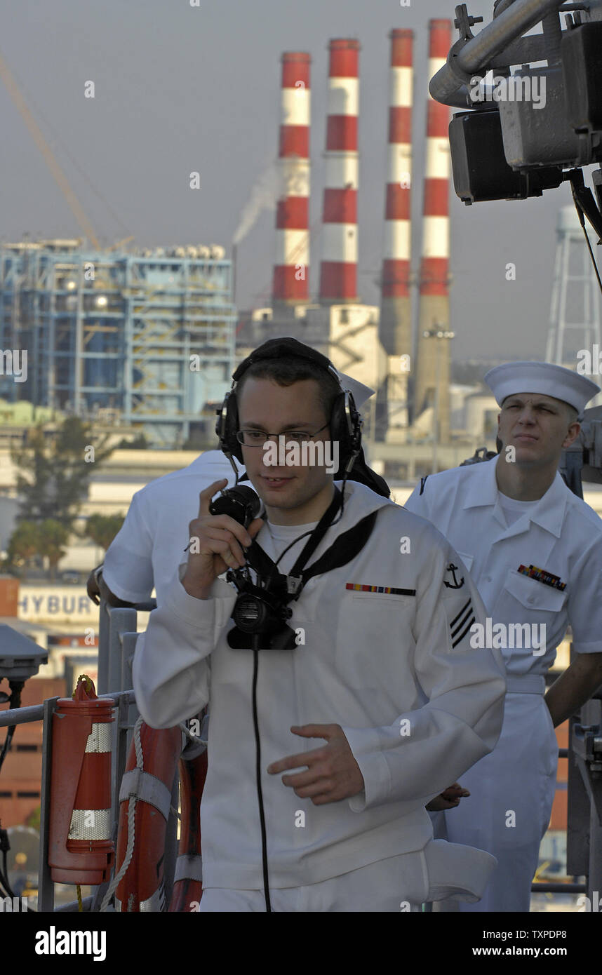 Avanti Lookout E3-BMSN Gary Gayle da Staten Island, New York, comunica con il ponte della USS Kearsarge finale durante le operazioni di attracco a Port Everglades in Ft. Lauderdale, in Florida, il 30 aprile 2007. L ASSALTO nave e il suo equipaggio sono partecipanti alla flotta annuale Settimana STATI UNITI attività come parte del McDonalds aria e mare Show. (UPI foto/Joe Marino-Bill Cantrell) Foto Stock