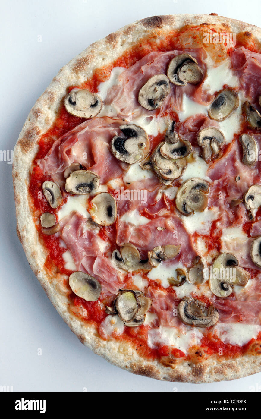 Una deliziosa pizza ricetta con funghi, Prosciutto di parma) Mozzarella di bufala Foto Stock