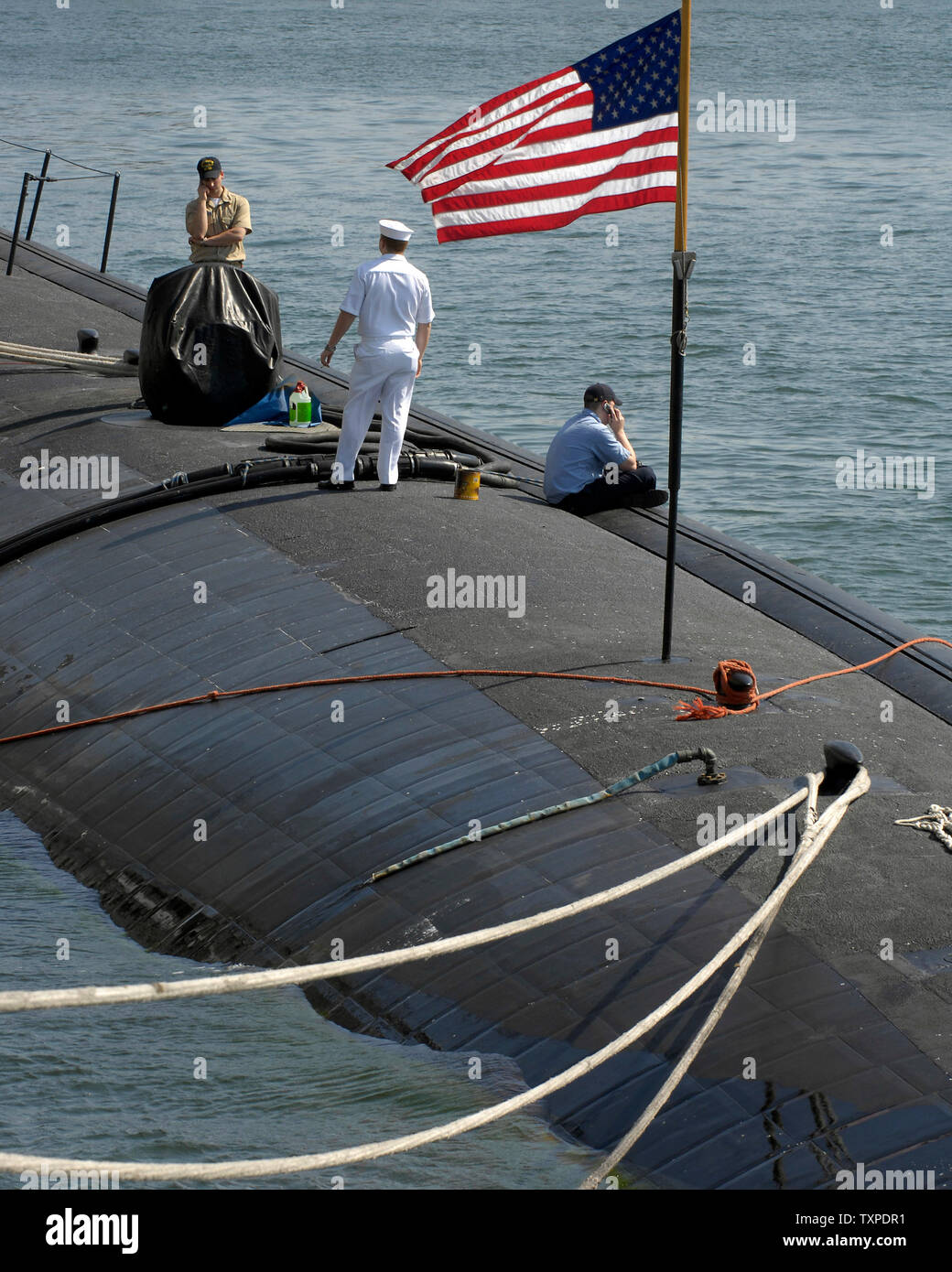 I membri dell'equipaggio a bordo del Los Angeles sottomarino classe USS Memphis prendersi un momento per rilassarsi e prendere il sole durante la settimana della flotta attività a Port Everglades in Ft. Lauderdale, Florida il 1 maggio 2007. (UPI foto/Joe Marino-Bill Cantrell) Foto Stock