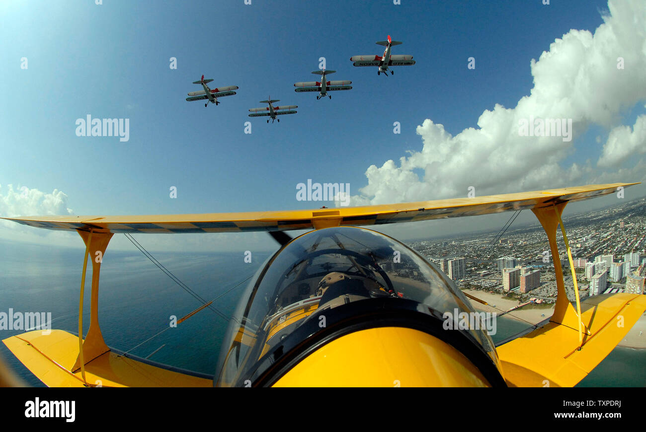 Aerobat Fred Cabanas di Key West, Florida vola in formazione con il Barone Rosso Pizza Squadron su Pompano Beach, Florida il 2 maggio 2007. Capanni e i baroni parteciperà al McDonald's aria e mare visualizza in Ft. Lauderdale il 5 di maggio e 6. (UPI foto/Joe Marino-Bill Cantrell) Foto Stock