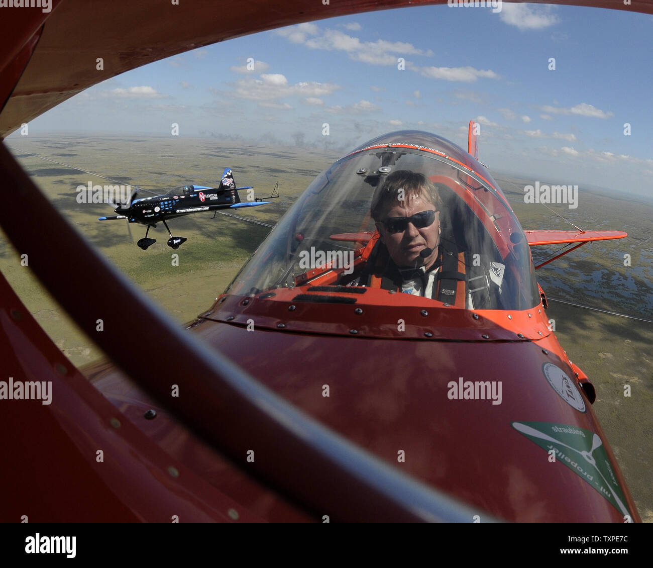 Mike Aerobats Wiskus (r) e Rob Holland sorvolare le spiagge e le Everglades vicino a Ft. Lauderdale, Florida il 26 aprile 2012. I due piloti sarà in esecuzione durante il ritorno di Ft. Lauderdale Air Show che è prevista per il fine settimana di aprile 28 e 29. .UPI/Joe Marino-Bill Cantrell Foto Stock