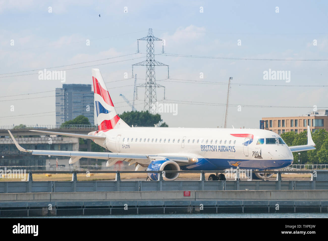 LONDON, Regno Unito - 02 agosto 2013: Un British Airways Embraer ERJ-190SR in rullaggio a London City Airport, uno dei più difficili in tutto il mondo alla terra bec Foto Stock