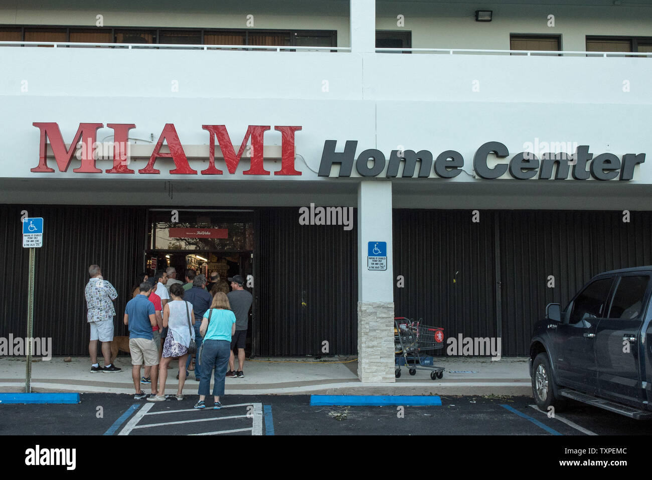 I clienti linea fino a uscire dalla porta di un valore vero negozio di ferramenta a Miami in Florida il 12 settembre 2017. Irma Florida ha colpito duro tutto in alto e in basso sia ad est che ad ovest delle coste. Foto di Ken Cedeño/UPI Foto Stock