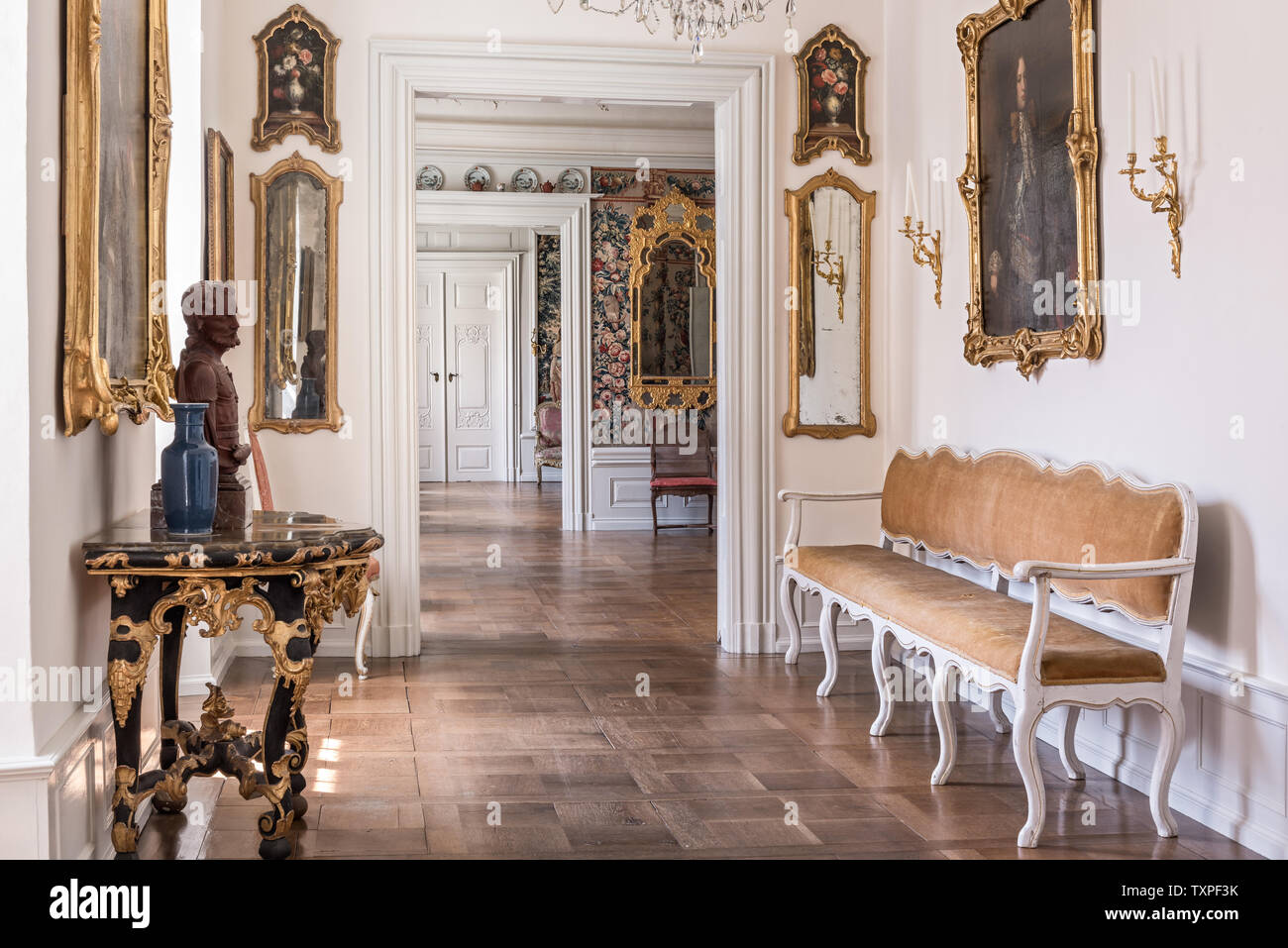 Opere d'arte e mobili in corridoio di Schloss Fasanerie in Assia; Germania Foto Stock