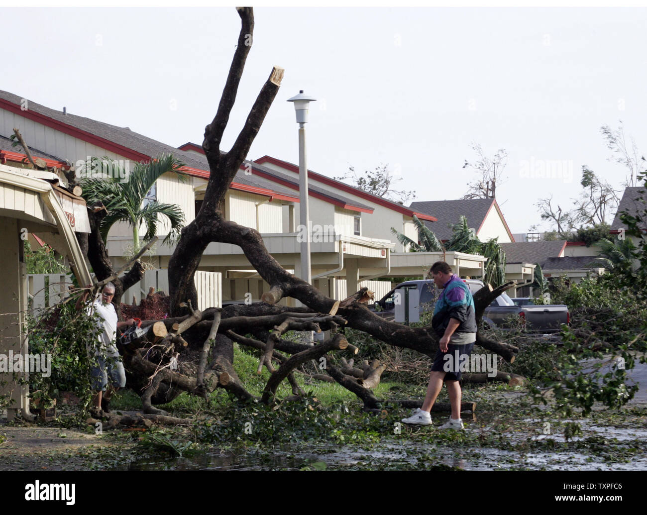 Residenti e FPL equipaggi in tutto il sud della Florida ha lottato Ottobre 26, 2005 per ripristinare l'elettricità fino a sei milioni di persone, riaprire la regione di aeroporti e sostituire innumerevoli windows soffiata fuori del centro cittadino di alta sorge durante l uragano Wilma è rovinoso dash in tutto lo stato. Funzionari ha detto che potrebbe durare settimane per la Florida è più densamente popolata regione - il Miami, Fort Lauderdale e West Palm Beach area - Per tornare alla normale. (UPI foto/Susan Knowles) Foto Stock