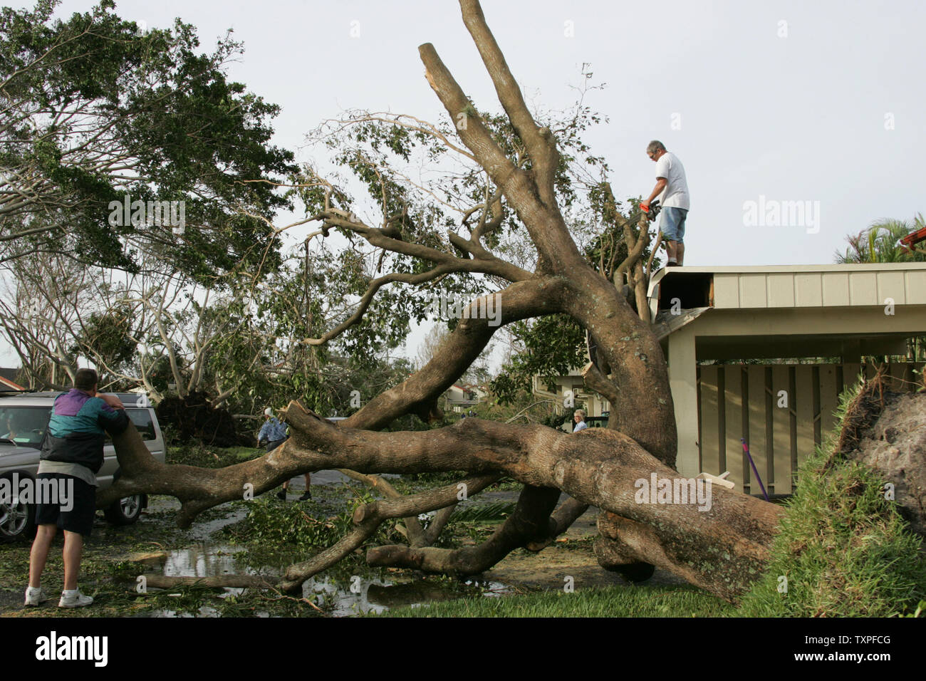 Residenti e FPL equipaggi in tutto il sud della Florida ha lottato Ottobre 26, 2005 per ripristinare l'elettricità fino a sei milioni di persone, riaprire la regione di aeroporti e sostituire innumerevoli windows soffiata fuori del centro cittadino di alta sorge durante l uragano Wilma è rovinoso dash in tutto lo stato. Funzionari ha detto che potrebbe durare settimane per la Florida è più densamente popolata regione - il Miami, Fort Lauderdale e West Palm Beach area - Per tornare alla normale. (UPI foto/Susan Knowles) Foto Stock