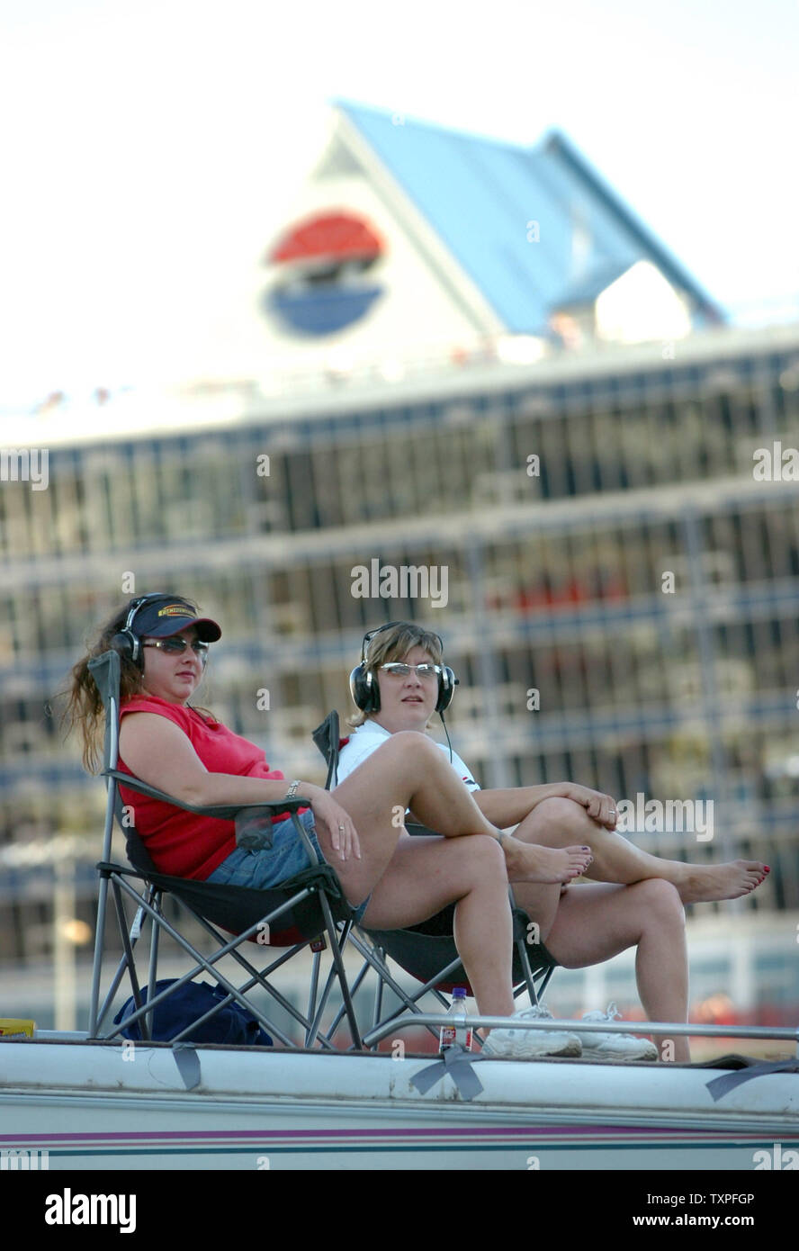 Tifosi guardare la cerimonia inaugurale Dickies 500 NASCAR gara 6 novembre 2005 al Texas Motor Speedway di Fort Worth, Tx. Carl Edwards ha vinto la gara (UPI foto/Ian Halperin) Foto Stock