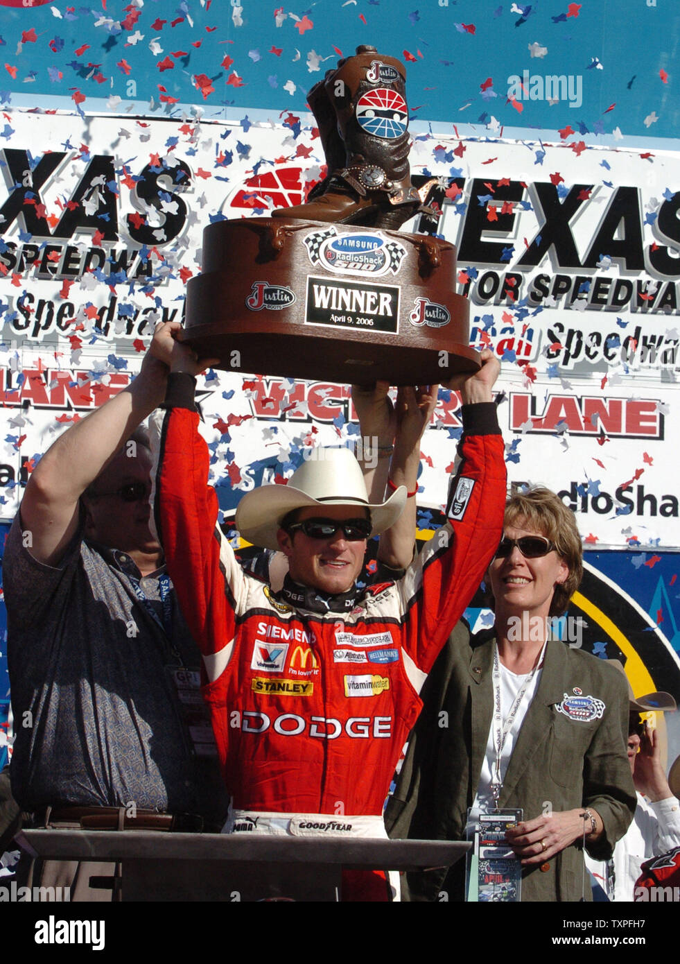 Kasey Kahne contiene fino ai vincitori del trofeo dopo aver reclamato la NASCAR Samsung/Radio Shack 500 gara 9 aprile 2006 al Texas Motor Speedway di Fort Worth, Tx. Foto Stock