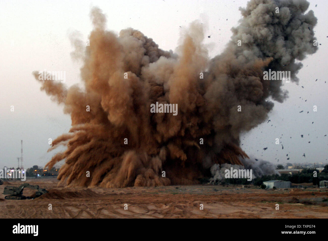 La IDF esplode una casa a Rafah, vicino al confine egiziano, dopo la scoperta di un tunnel che conduce in una casa palestinese dall'Egitto, il 5 gennaio 2004. (UPI foto tramite pool) Foto Stock