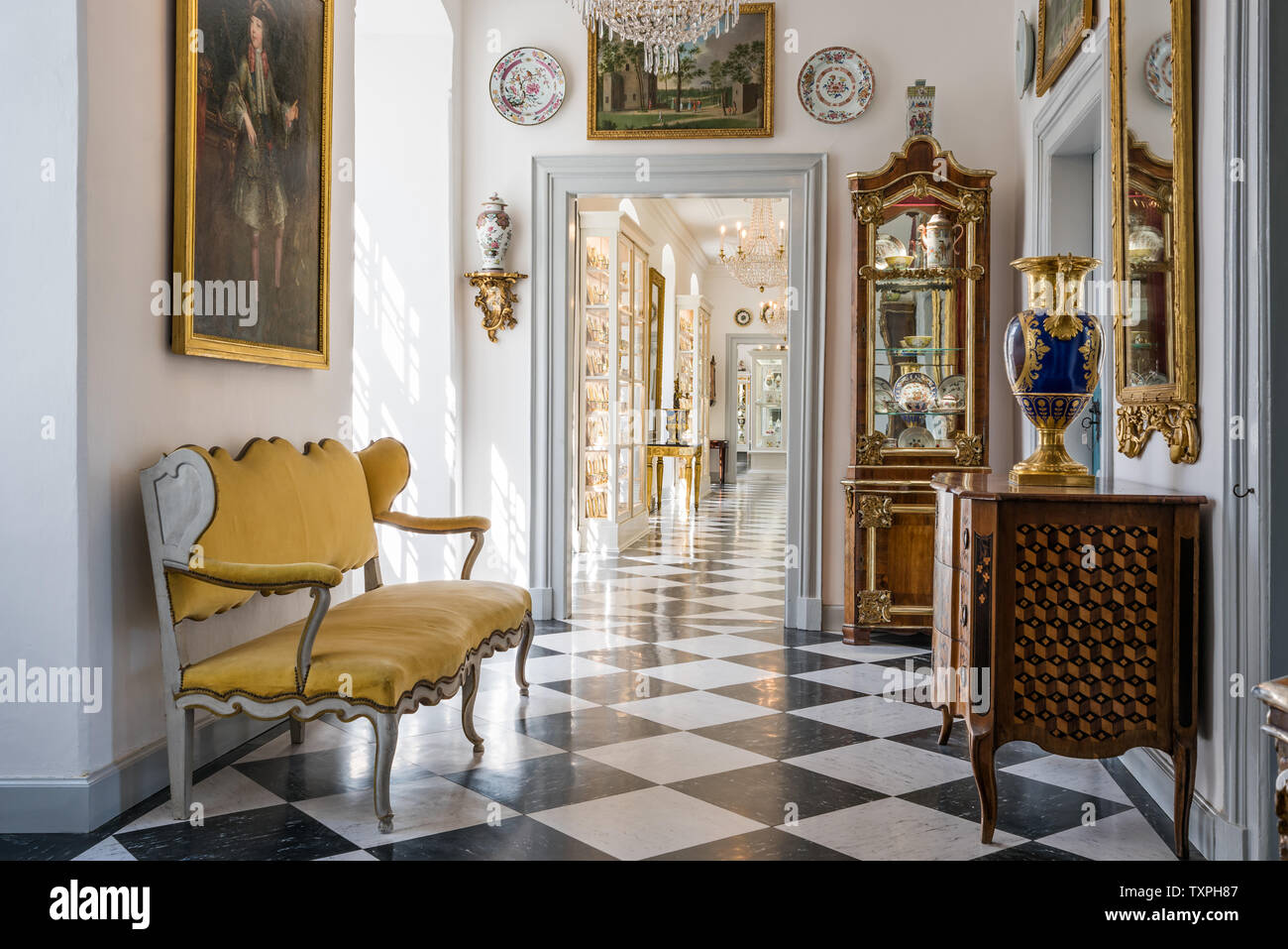 Opere d'arte e mobili in corridoio di Schloss Fasanerie in Assia; Germania Foto Stock