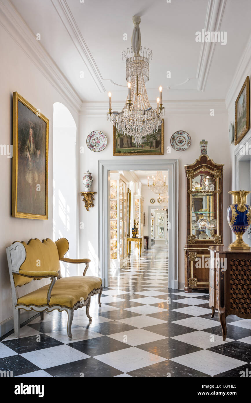 Opere d'arte e mobili in corridoio di Schloss Fasanerie in Assia; Germania Foto Stock