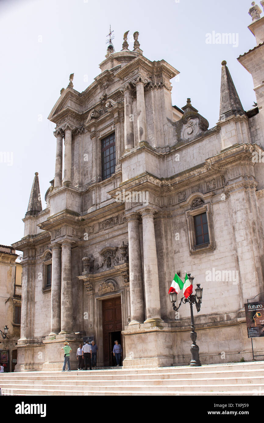 Il complesso, dedicata al SS. Annunziata e costituito dalla chiesa con annesso Palazzo, Sulmona Foto Stock