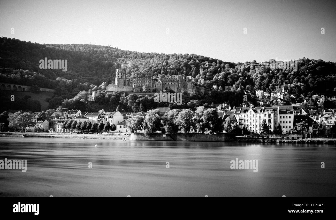 Vista sul castello di Heidelberg rovine e il fiume Neckar davanti, Germania Foto Stock