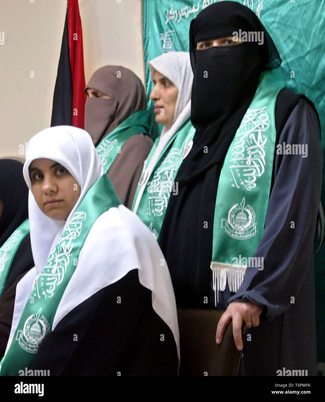 I candidati di sesso femminile dalla resistenza islamica il movimento Hamas, preparare per il prossimo mese di consiglio legislativo elezioni nella Striscia di Gaza area, in un ufficio di Hamas sul dicembre 26, 2005, nella città di Gaza, nella Striscia di Gaza.Ci sono preoccupazioni tra i membri di Al Fatah, una volta dominante fazione palestinese, che Hamas si sconfiggerli nel sondaggio. Hamas ha fatto molto bene alle elezioni comunali, prendendo il controllo della città che una volta erano di Fatah roccaforti.(UPI foto/Ismael Mohamad) Foto Stock